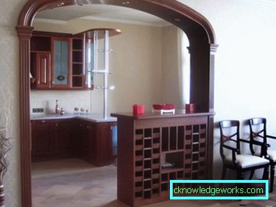 Арката между кухнята и хола Арката между кухнята и хола