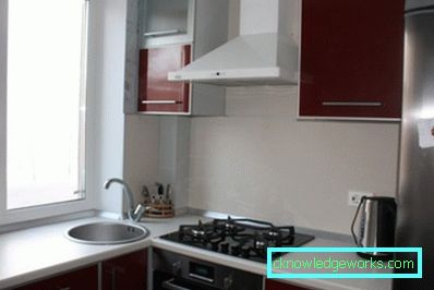 Дизайн малък кухненски кът от 6 квадратни метра. m с хладилник Дизайн малък кухненски кът от 6 квадратни метра. m с хладилник