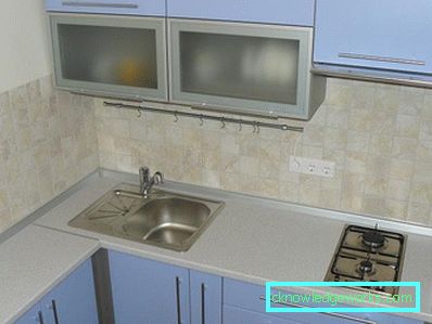Дизайн малък кухненски кът от 6 квадратни метра. m с хладилник Дизайн малък кухненски кът от 6 квадратни метра. m с хладилник