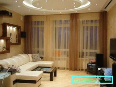 Интериорът на всекидневната е прост и изискан.