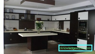 Кухня, комбинирана с хол в частна къща