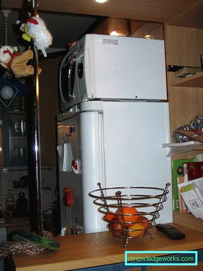 Мога ли да сложа микровълнова печка на хладилника?