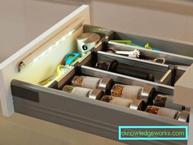 Пълнене на кухненски шкафове Пълнене на кухненски шкафове