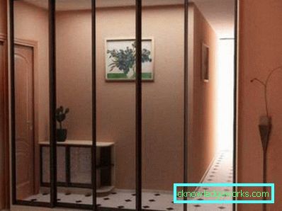Плъзгащ се гардероб за горно облекло в зала Плъзгащ се гардероб за горно облекло в зала